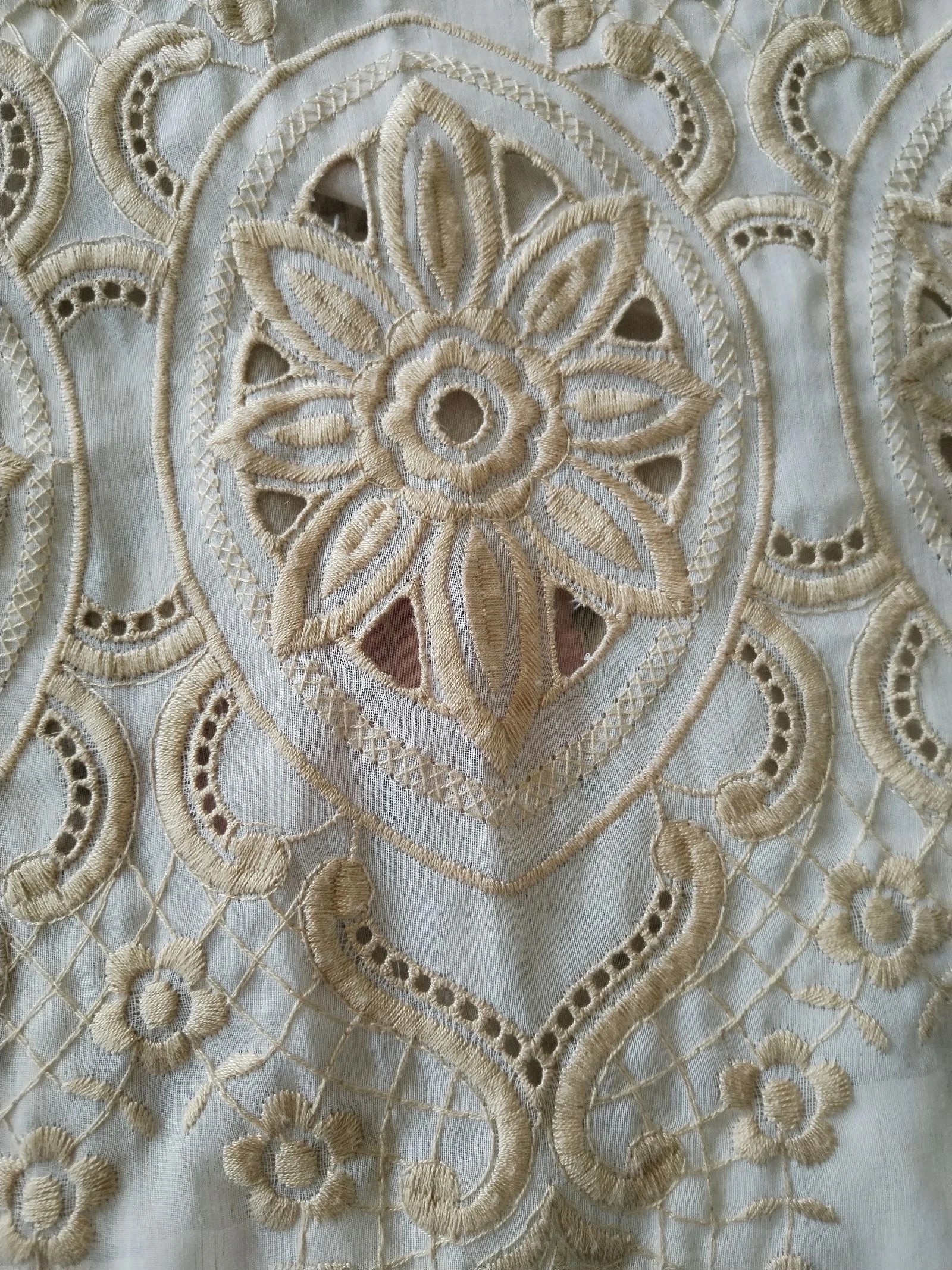 Muy bonita cortina vintage con bordados de color dorado. – photo 12